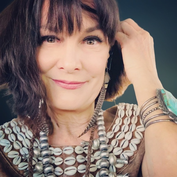 Meet your Posher Ms. Leigh - Picture 2 of 8